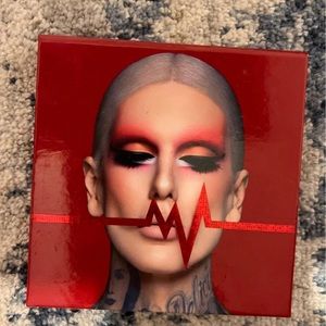 Jeffree star eyeshadow pallet.